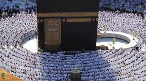 Pilgrims perform prayer while facing Ka'ba.jpg