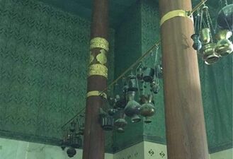 The rods connected to the pillars, from which lanterns are suspended.