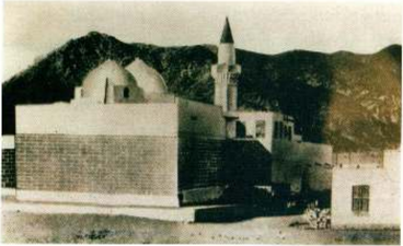 An old image of the Hamza Mosque before 1344 AH, showing a part of the Askar Mosque on its right side.