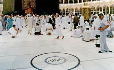 An old photograph of the Zamzam Well's location relative to the Ka'ba.