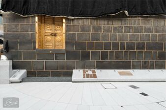 Under the door of the Ka'ba, there is no Shadharwan , and a staircase has been built instead.